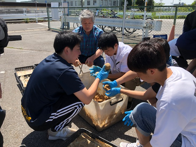 IMG_1304　「こので良いかな」教えてもらったようにだんご作り